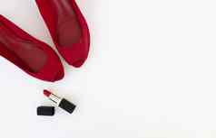 红色的鞋子红色的口红白色背景美博客概念平躺前视图