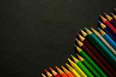 色彩斑斓的铅笔形成峰值黑暗背景