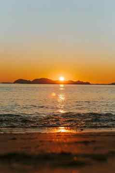 巨大的日落岛屿反映海洋太阳潮汐海滩沙子春天色彩斑斓的音调复制空间