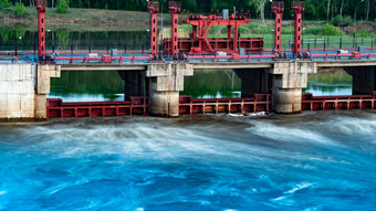 河大坝桥车行人桥早....full-flowing河强大的当前的清洁冒泡新鲜的水技术建设河新鲜的水储备