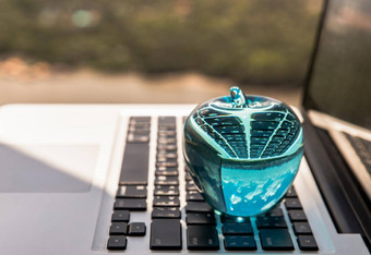 玻璃水晶蓝色的苹果移动PC键盘木表格阳台自然视图