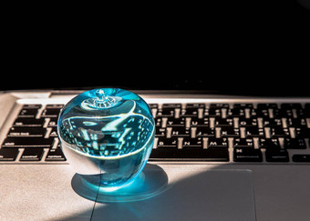 特写镜头玻璃水晶蓝色的苹果移动PC键盘