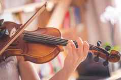 练习经典音乐小提琴概念年轻的女孩幸福的戏剧小提琴