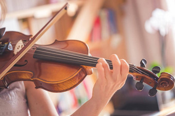 练习<strong>经典音乐</strong>小提琴概念年轻的女孩幸福的戏剧小提琴