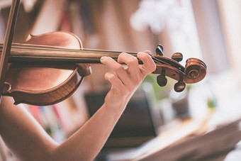 练习<strong>经典音乐</strong>小提琴概念年轻的女孩幸福的戏剧小提琴
