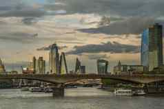 伦敦摩天大楼河泰晤士河使城市现代风格
