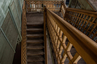 楼梯地板上城市大厅欧洲风格建筑古董白色木房子左恶化时间城市大厅