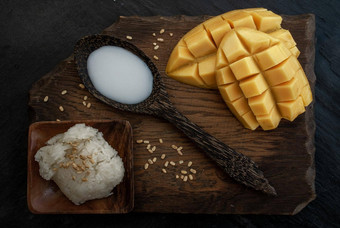 新鲜的成熟的<strong>芒果</strong>梭鱼<strong>芒果</strong>黏糊糊的大米椰子牛奶真实的泰国甜点泰国的受欢迎的甜点