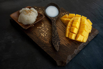 新鲜的成熟的芒果梭鱼芒果黏糊糊的大米椰子牛奶真实的泰国甜点泰国的受欢迎的甜点