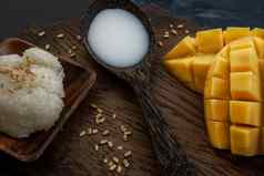 特写镜头拍摄美丽的黄色的芒果梭鱼芒果新鲜的黏糊糊的大米椰子牛奶真实的泰国甜点