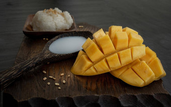 新鲜的成熟的<strong>芒果</strong>梭鱼<strong>芒果</strong>黏糊糊的大米椰子牛奶真实的泰国甜点泰国的受欢迎的甜点