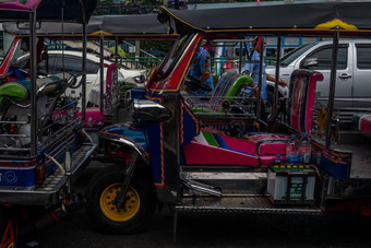 曼谷街运输传统的泰国嘟嘟车嘟嘟车形状惠勒出租车