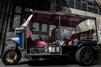 著名的蓝色的<strong>嘟嘟</strong>车<strong>嘟嘟</strong>车泰国传统的出租车古老的墙
