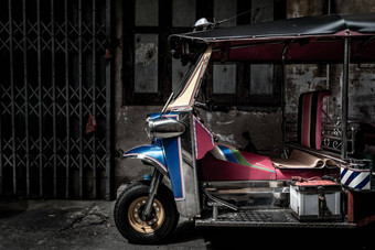 著名的蓝色的<strong>嘟嘟</strong>车<strong>嘟嘟</strong>车前面泰国传统的出租车古老的墙