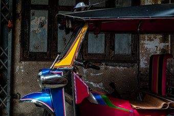 著名的蓝色的嘟嘟车嘟嘟车前面泰国传统的出租车古老的墙