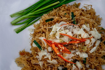 亚洲吃食物跟grob甜蜜的酸脆皮面条使泰国大米面条甜蜜的酸酱汁白色板甜蜜的酸脆皮大米面条