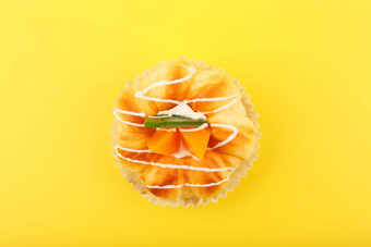 前视图蛋糕块桃子猕猴桃水果奶油黄色的背景