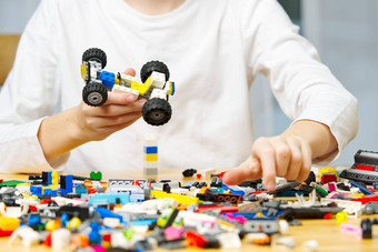 关闭孩子的手玩色彩斑斓的塑料砖表格发展细电动机技能孩子们有利的发展大脑活动发展中玩具