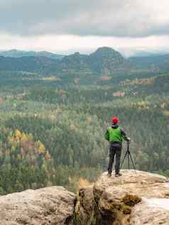 旅行爱好摄影师采取图片有雾的山土地