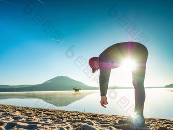年轻的运动菲托曼伸展运动身体<strong>瑜伽</strong>海滩