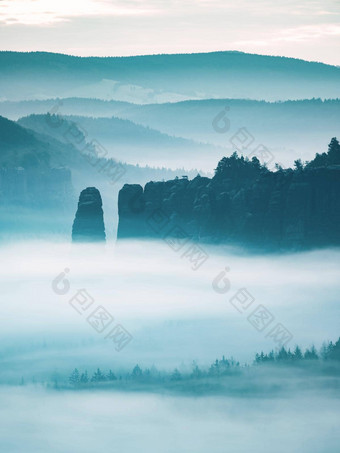 山峰大纲蓝色的晚上雾行多雾的山范围