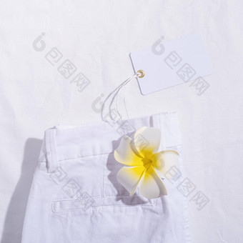 白色夏天牛仔裤白色织物背景空白价格标签