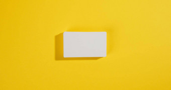 堆栈白色矩形业务卡片黄色的背景公司品牌地址
