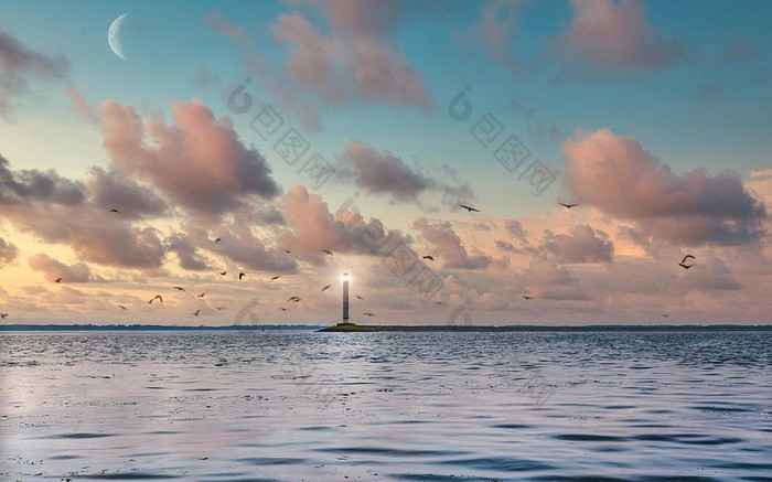 白色灯塔平静海万里无云的晚上天空海景黑色的海