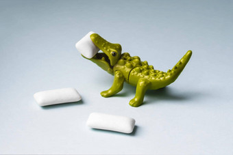 绿色玩具鳄鱼吃咀嚼口香糖垫