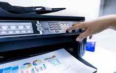 办公室工人打印纸多功能激光打印机复制打印扫描传真机办公室现代打印技术复印机文档纸工作专业扫描仪
