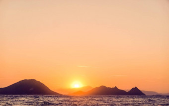 夏天日<strong>落地</strong>中海海海岸海景山视图