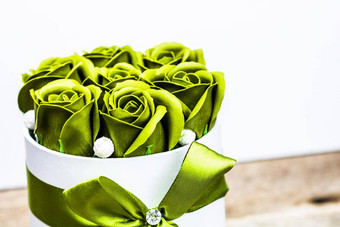 绿色玫瑰轮奢侈品现在盒子花束花纸盒子孤立的