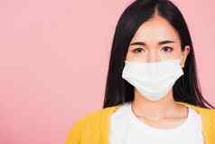 女人穿医疗面具保护细菌防止感染冠状病毒
