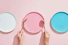 餐厅食物主题人类手显示手势空颜色盘子粉红色的背景