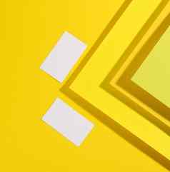 空白白色矩形业务卡有创意的黄色的背景表纸影子