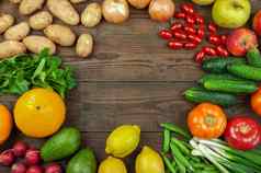 液袋饮食概念作文各种各样的新鲜的有机蔬菜水果的地方文本黄瓜西红柿萝卜鳄梨豌豆土豆柠檬洋葱食物黑暗木背景