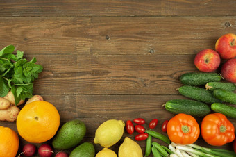 液袋饮食概念作文各种各样的新鲜的有机蔬菜水果的地方文本黄瓜西红柿萝卜鳄梨豌豆土豆柠檬洋葱食物黑暗木背景