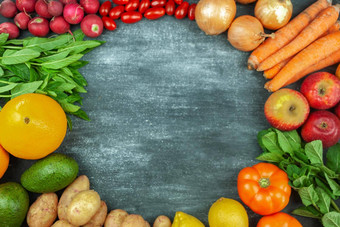 平躺五彩缤纷的生蔬菜黑色的背景轮框架食物当地的产品健康的烹饪有机水果蔬菜植被前视图复制空间