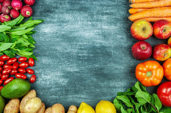 平躺多色的生蔬菜黑色的背景食物框架当地的产品健康的烹饪有机水果蔬菜植被前视图复制空间