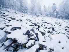 关闭岩石地形新鲜的粉雪景观隐藏的重雾