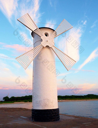 <strong>白色风车</strong>海岩石海岸海景景观