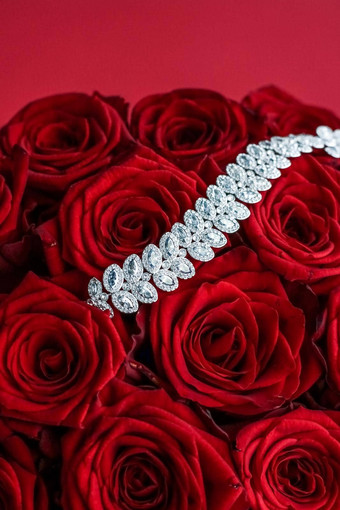 奢侈品钻石手镯花束红色的玫瑰珠宝爱礼物情人节一天浪漫的假期现在