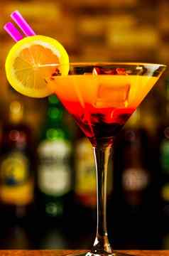 美味的色彩斑斓的饮料基于醇糖浆利口酒独特的效果调酒师工作