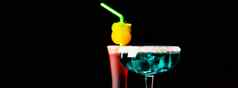 美味的色彩斑斓的饮料基于醇糖浆利口酒独特的效果调酒师工作