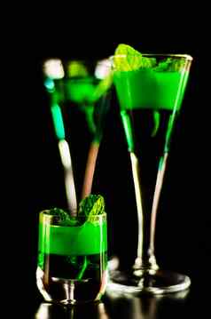 绿色薄荷利口酒让人耳目一新喝新鲜的薄荷激励鸡尾酒