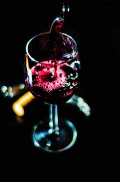 倒红色的酒玻璃庆祝活动时刻玻璃酒精致的酒美食家