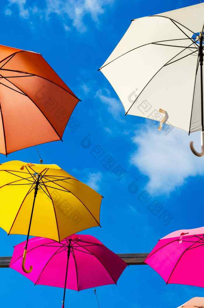 色彩鲜艳的雨伞城市街装饰挂色彩斑斓的雨伞