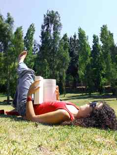 女人阅读书公园