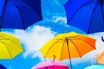 色彩鲜艳的<strong>雨伞</strong>城市街装饰挂色彩斑斓的<strong>雨伞</strong>蓝色的天空旅游吸引力
