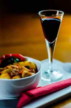 传统的匈牙利菜炖牛肉牛肉土豆西红柿辣椒美味的菜白色碗